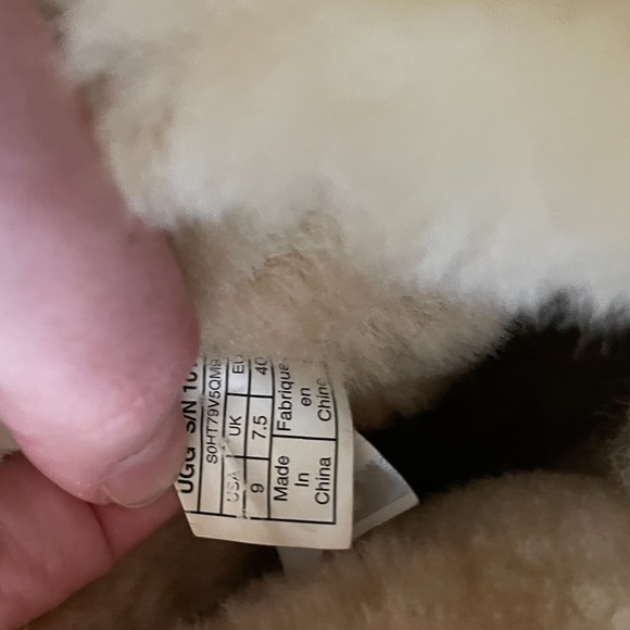 UGG boots; Bailey Button II; size 9; good condition - Picture 7 of 7